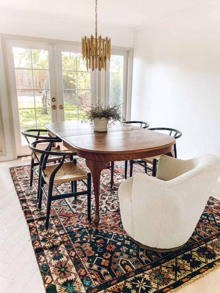 How to Choose the Right Rug for Your Dining Room