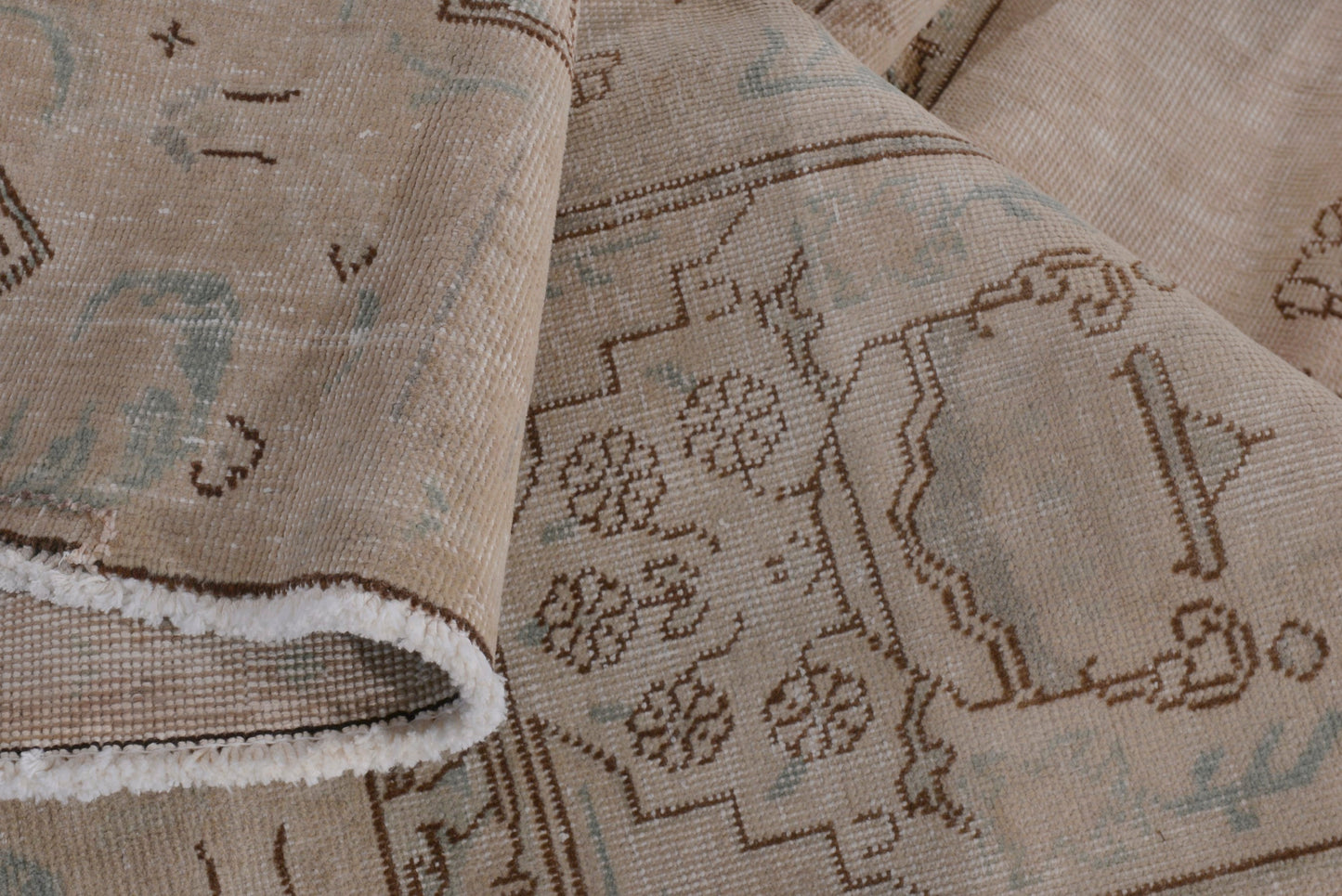 2097 - 8'10" x 12'11"