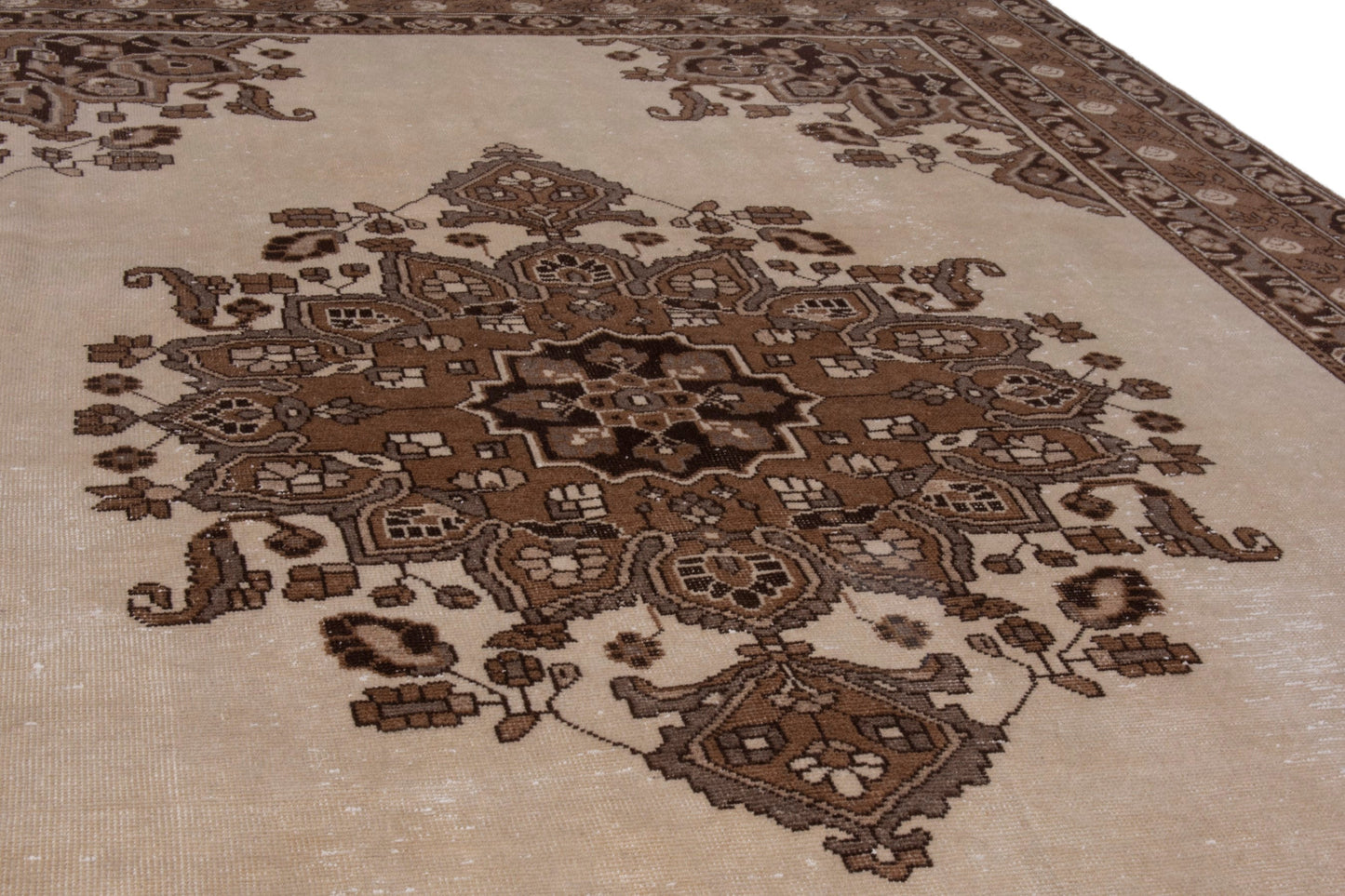 3522 - 6'11" x 9'10"