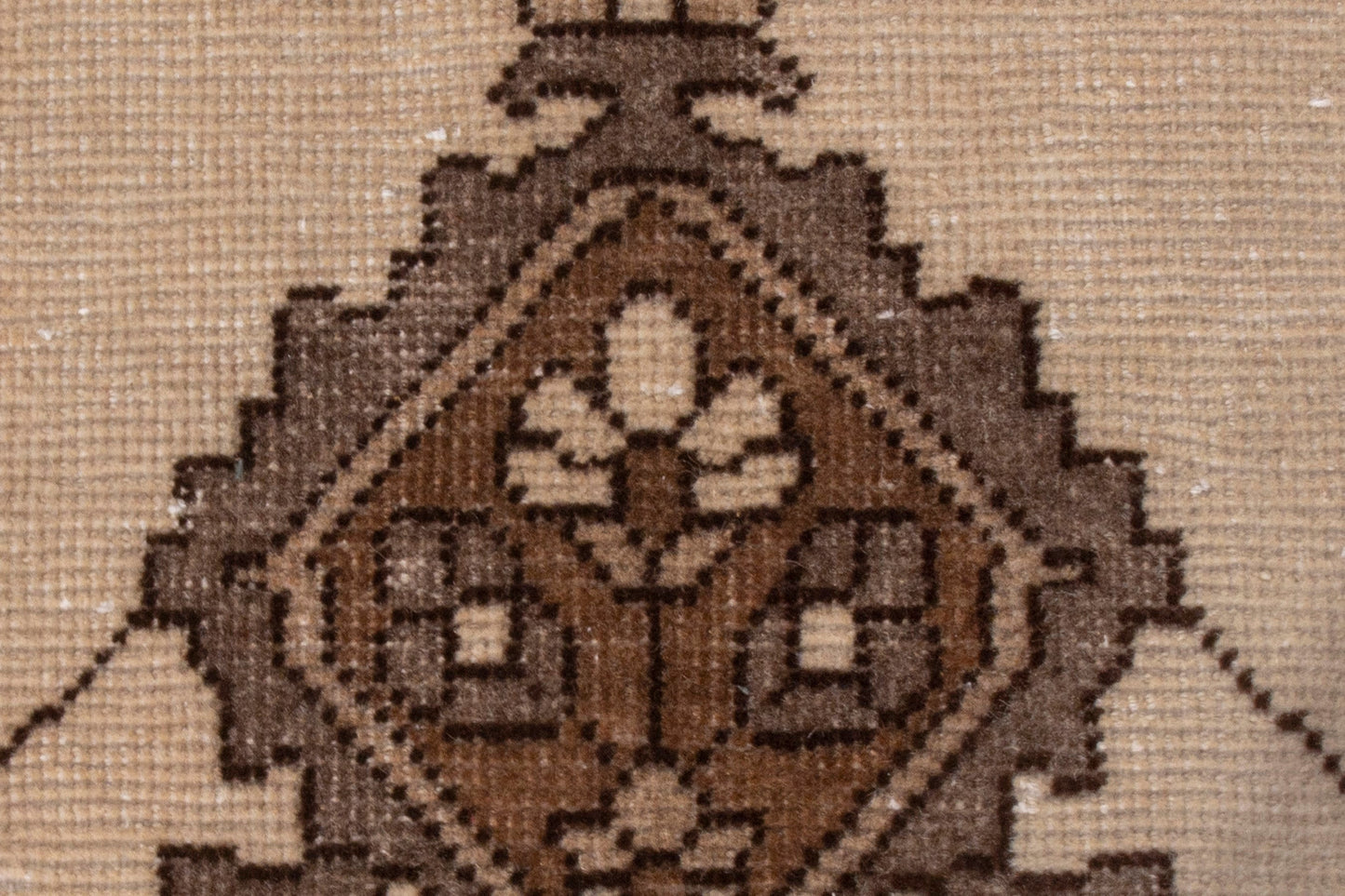 3522 - 6'11" x 9'10"