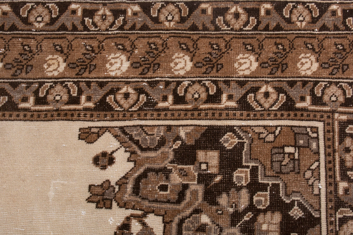 3522 - 6'11" x 9'10"