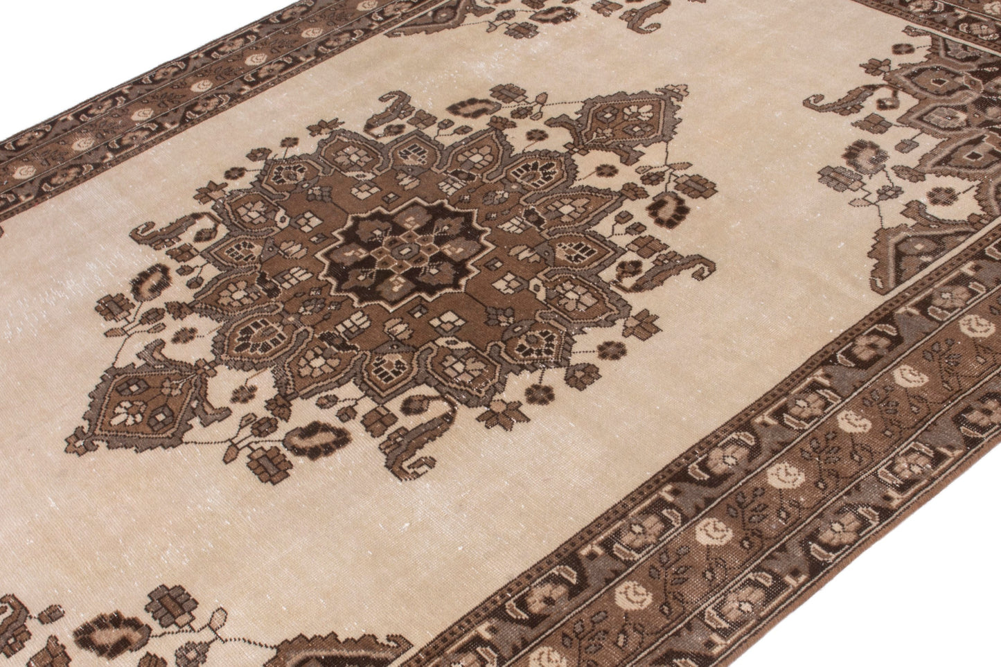 3522 - 6'11" x 9'10"