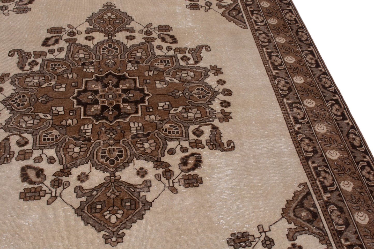 3522 - 6'11" x 9'10"