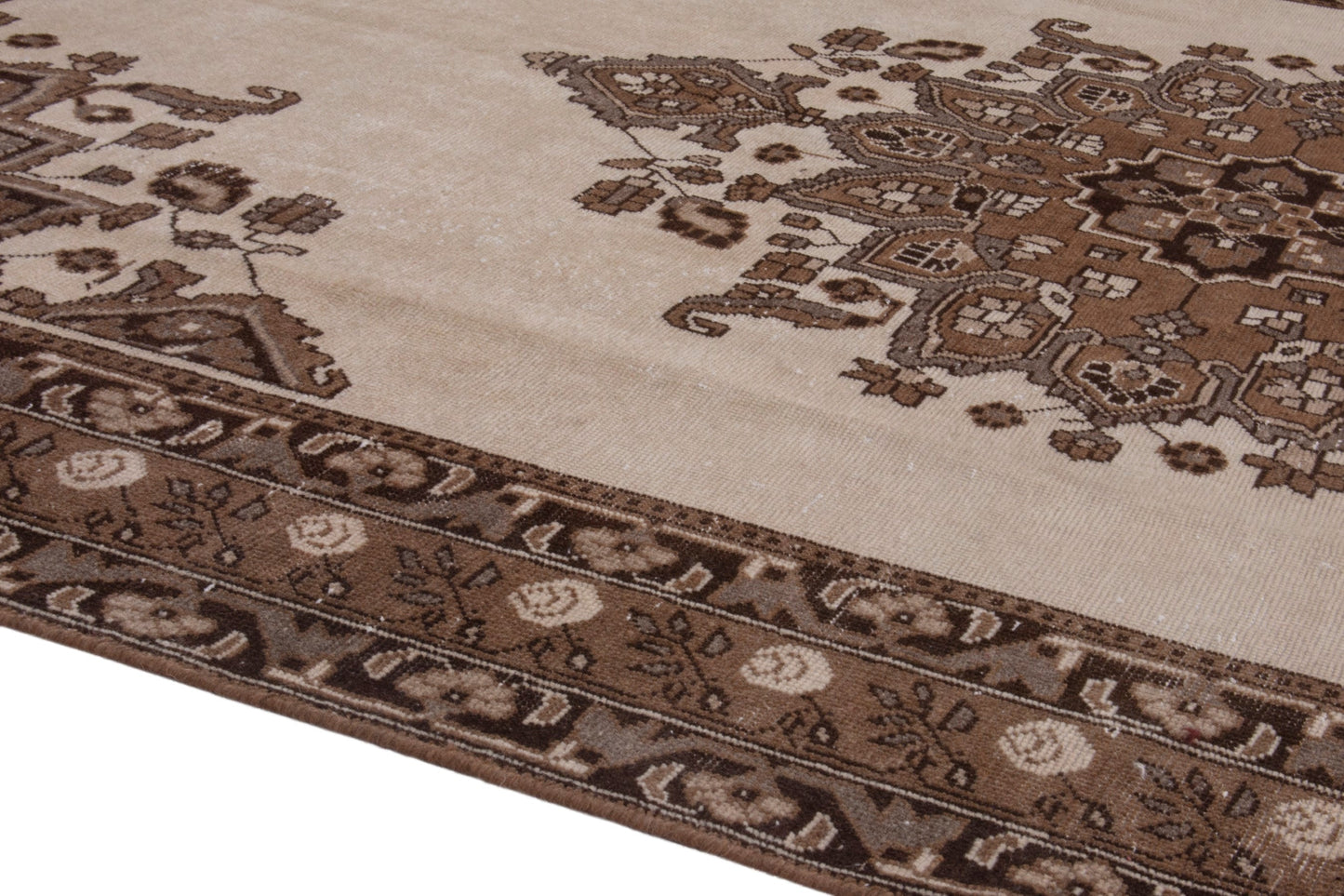 3522 - 6'11" x 9'10"