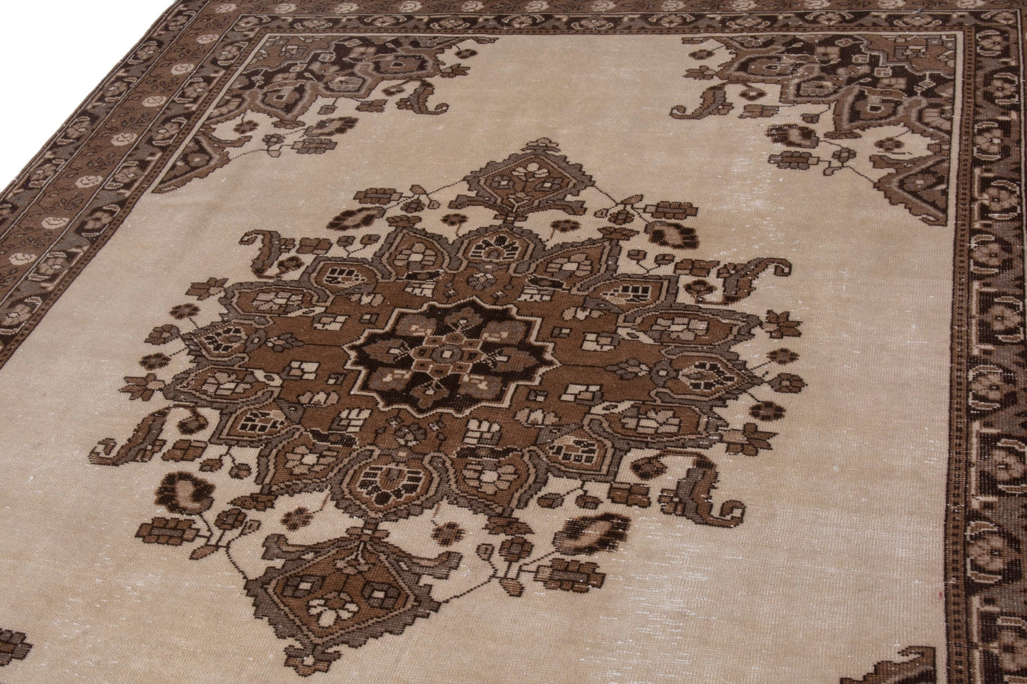 3522 - 6'11" x 9'10"