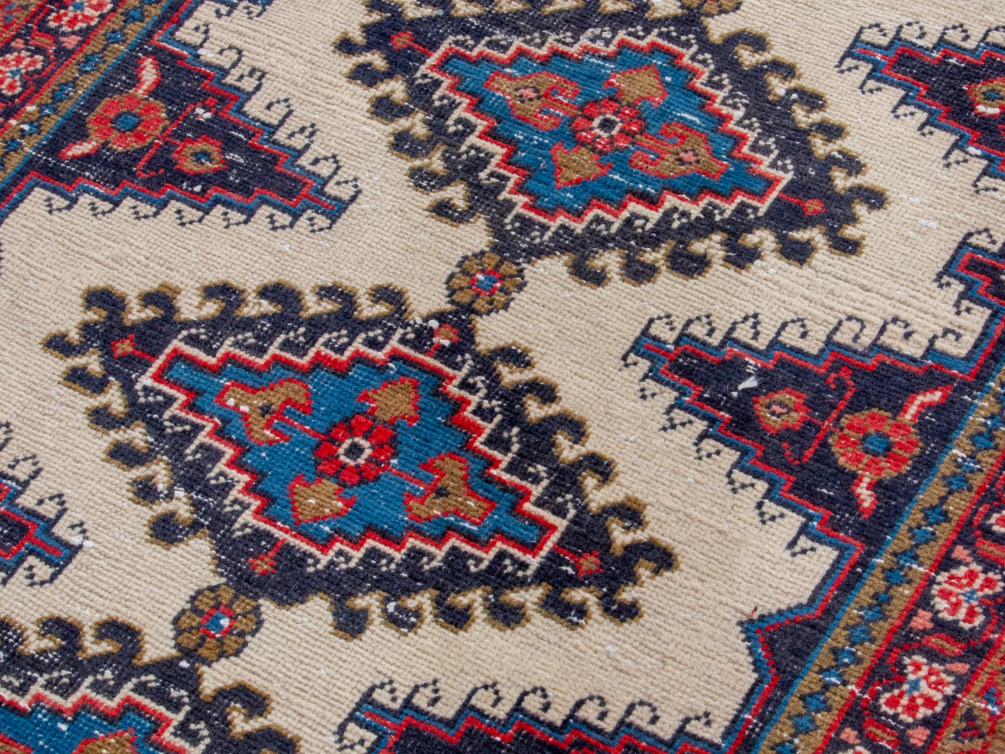 4304 - 2'7" x 10'11"