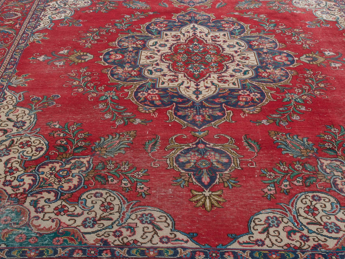 4396 - 9'2" x 11'10"