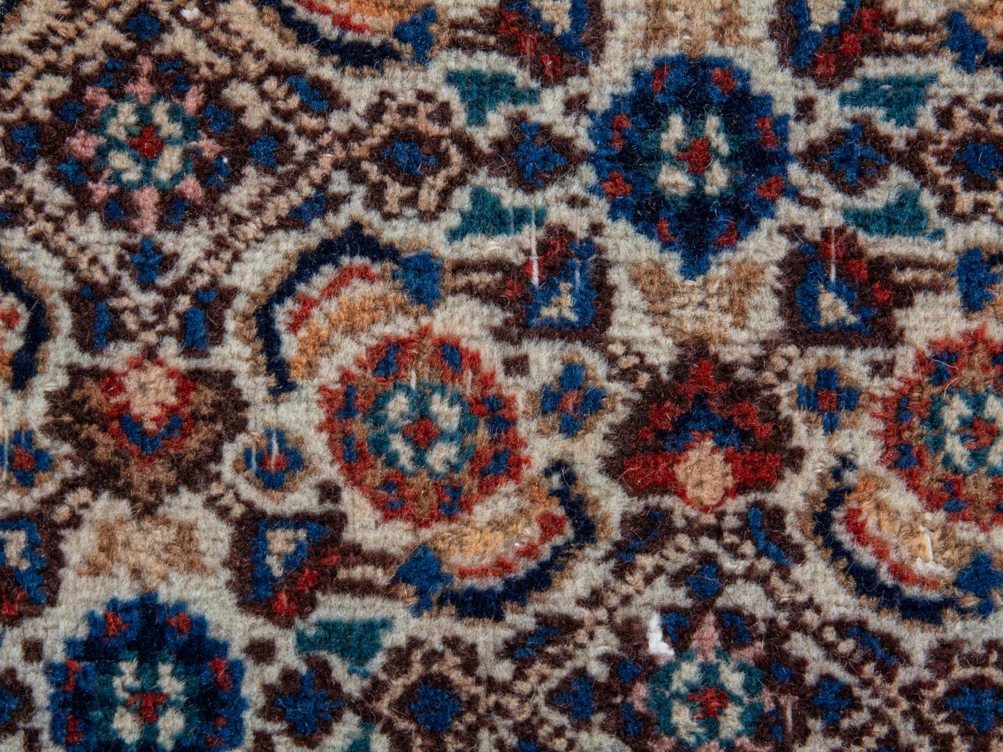 4399 - 9'11" x 13'6"