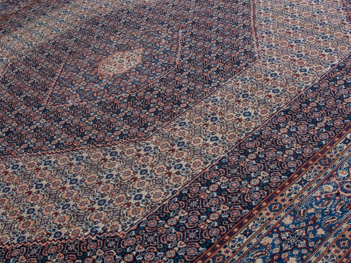 4399 - 9'11" x 13'6"