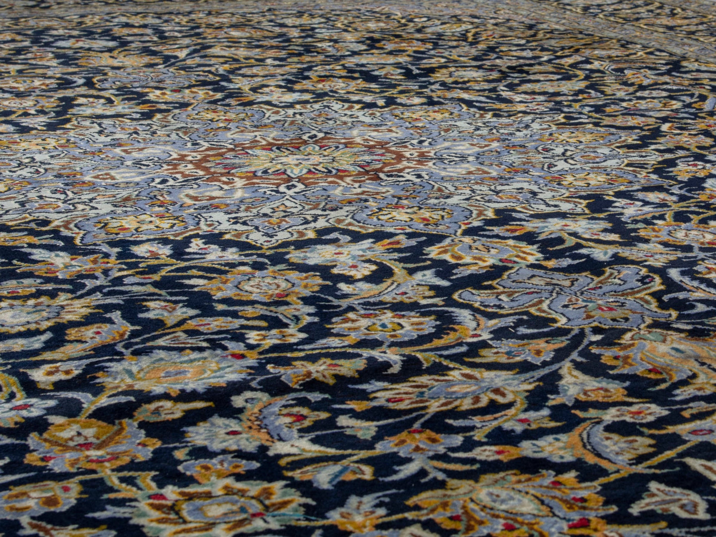 4702 - 9'11" x 13'5"