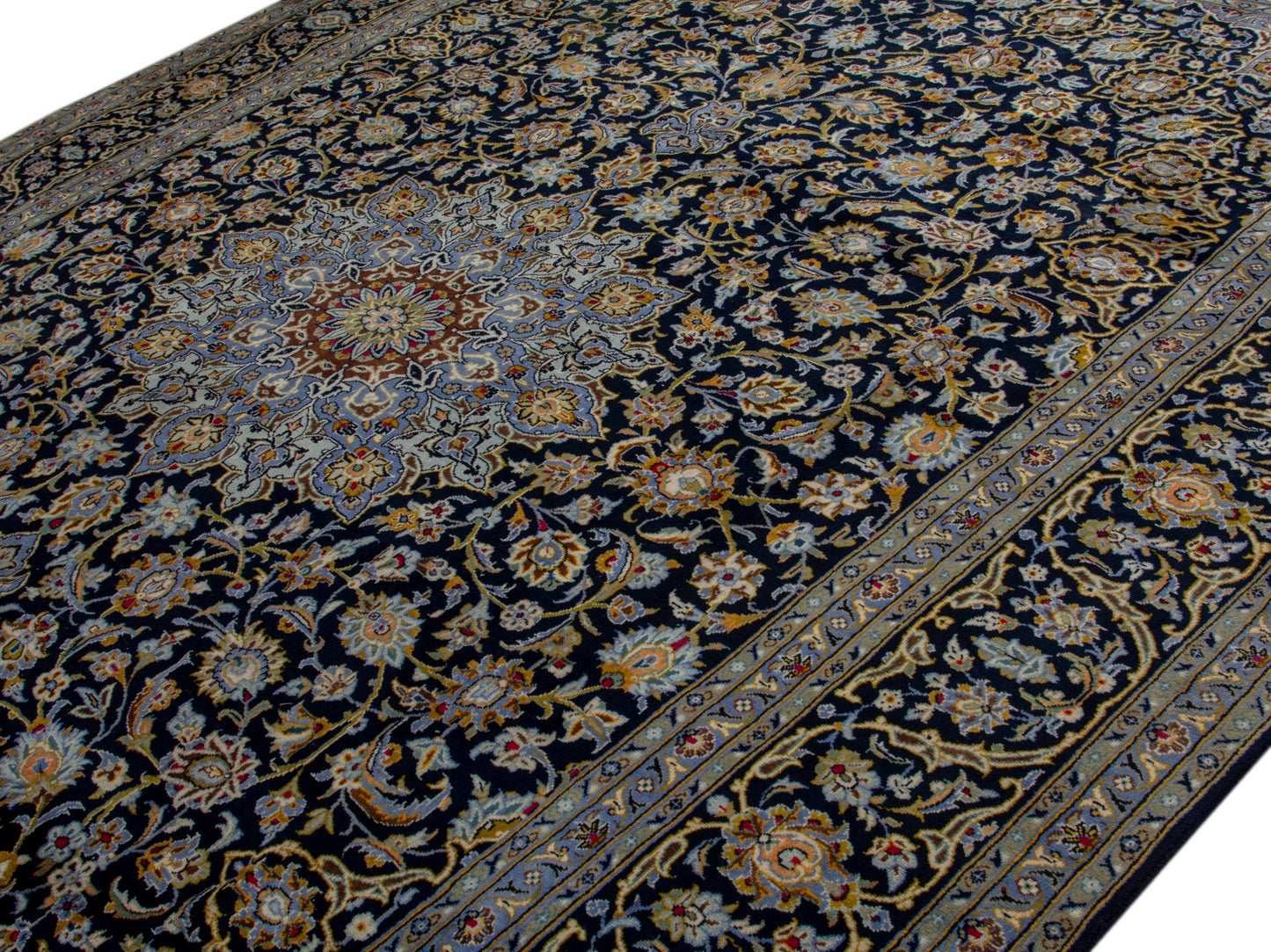 4702 - 9'11" x 13'5"