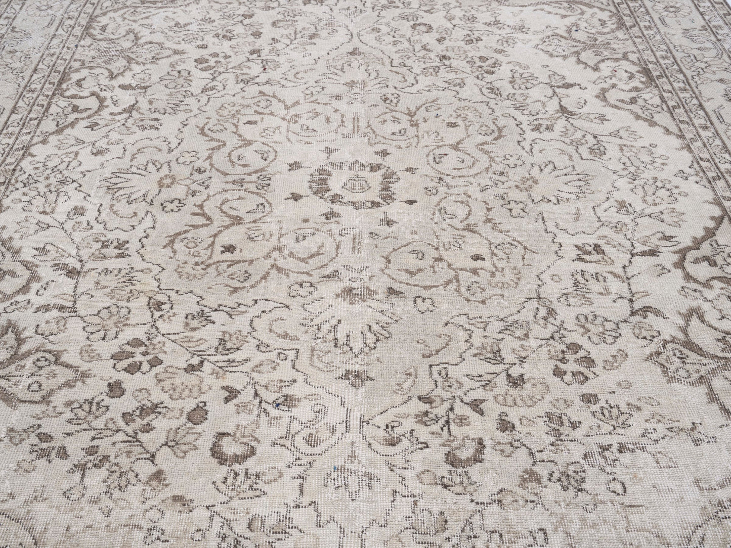 8363 - 6'11" x 10'5"