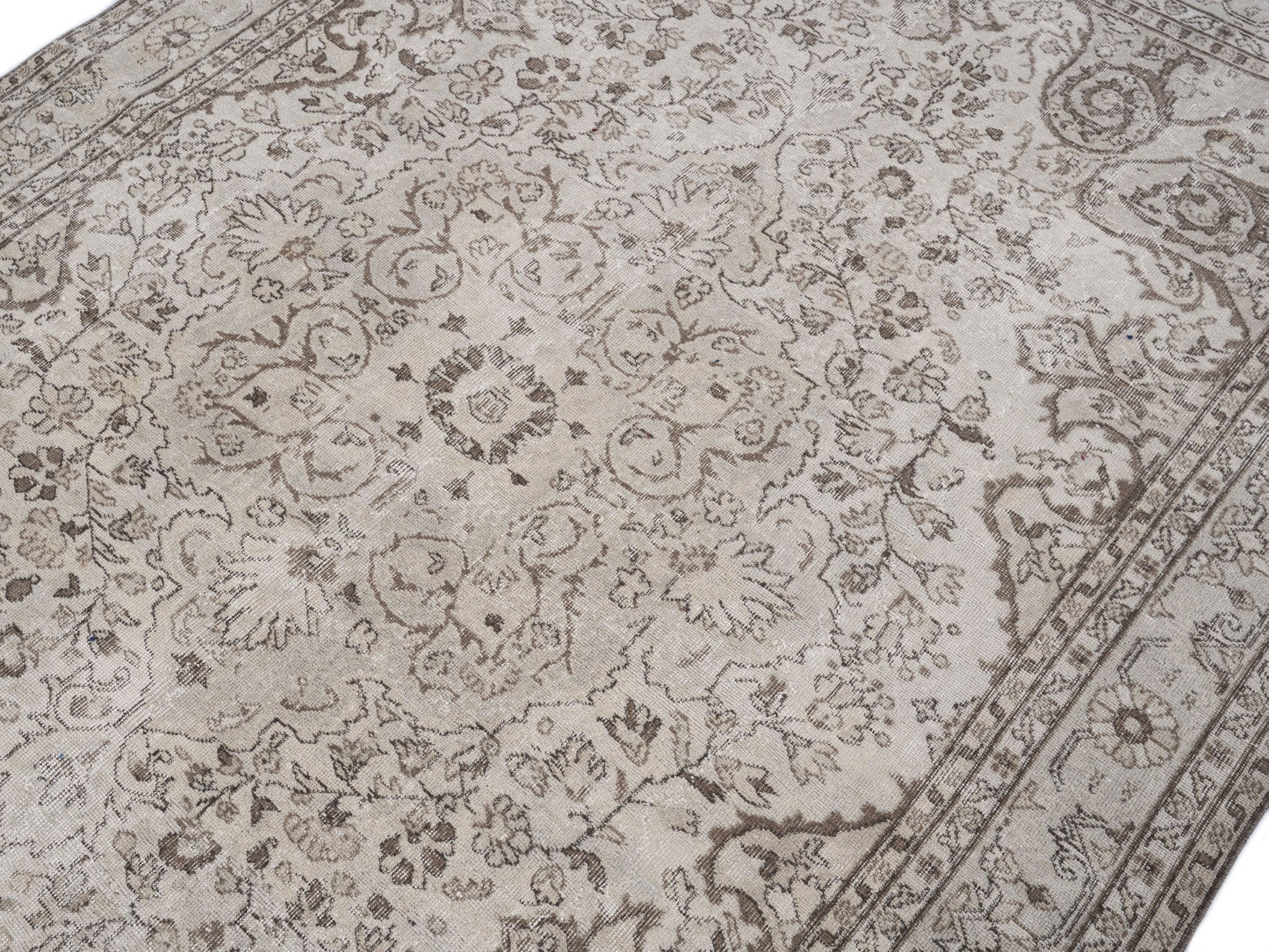 8363 - 6'11" x 10'5"