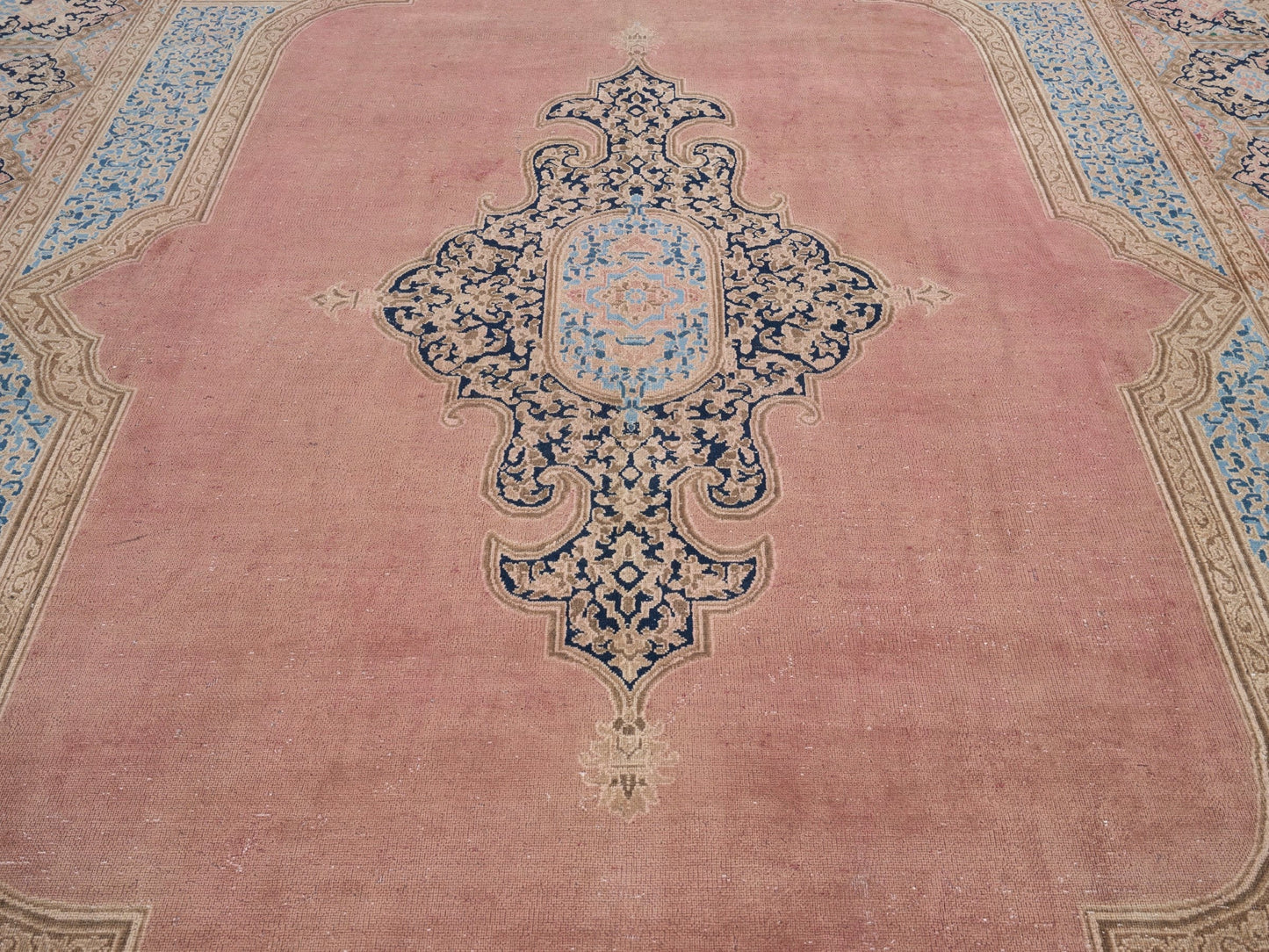 9033 - 9'8" x 13'11"