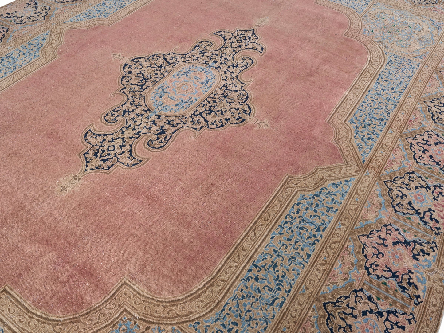 9033 - 9'8" x 13'11"