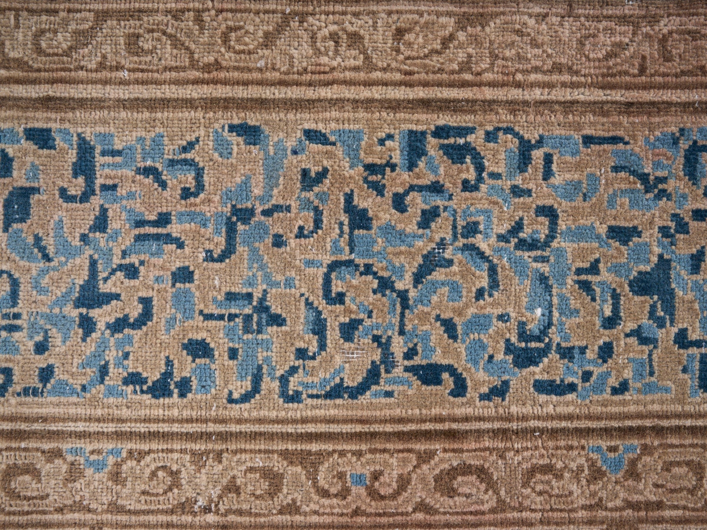 9033 - 9'8" x 13'11"