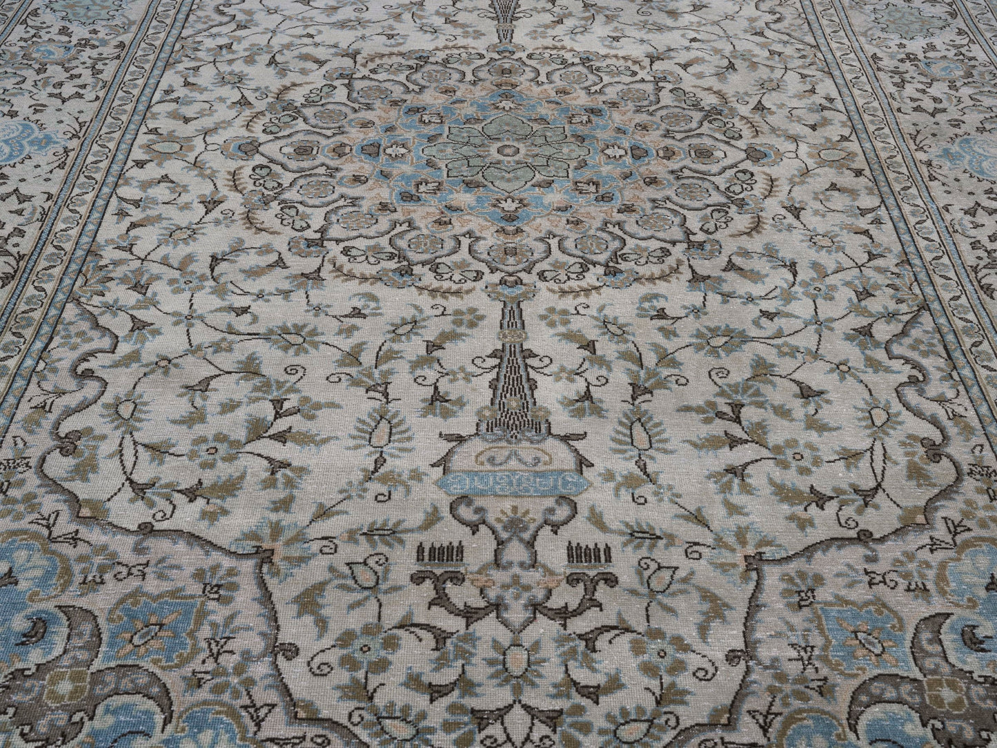 XL233 - 8'1" x 12'3"
