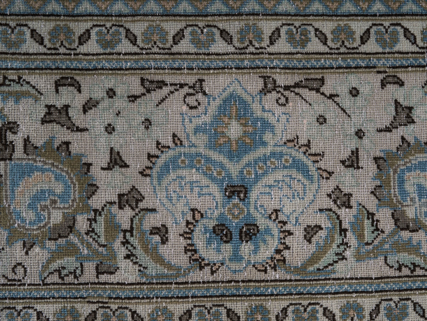 XL233 - 8'1" x 12'3"