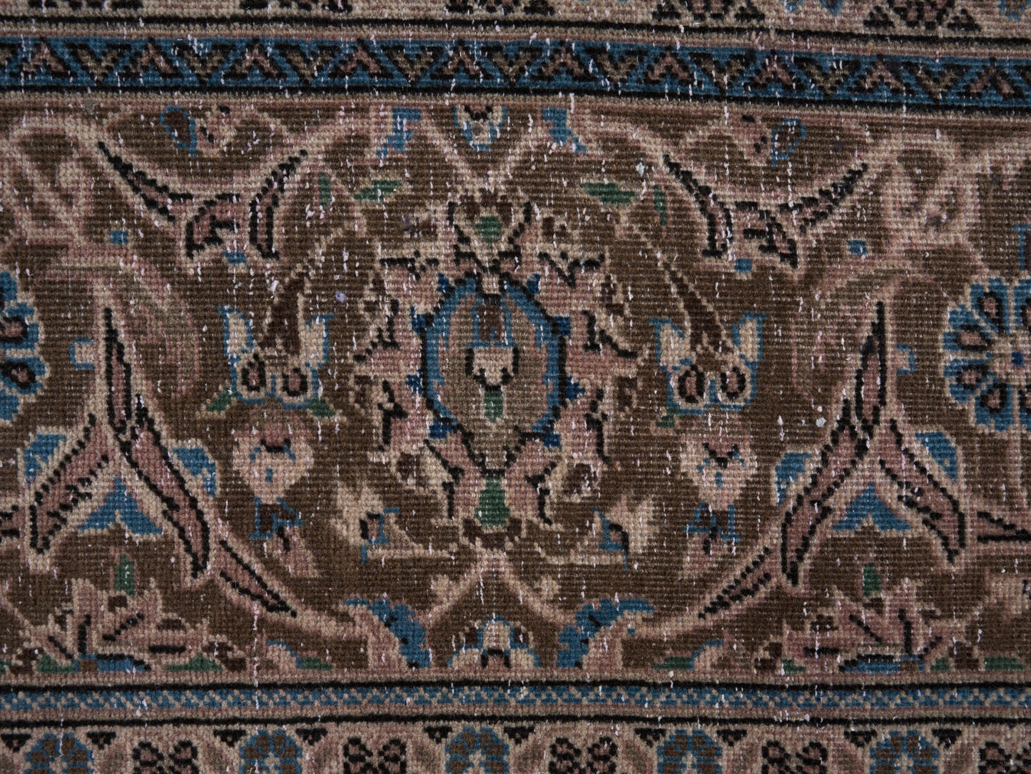 9038 - 7'7" x 10'11"