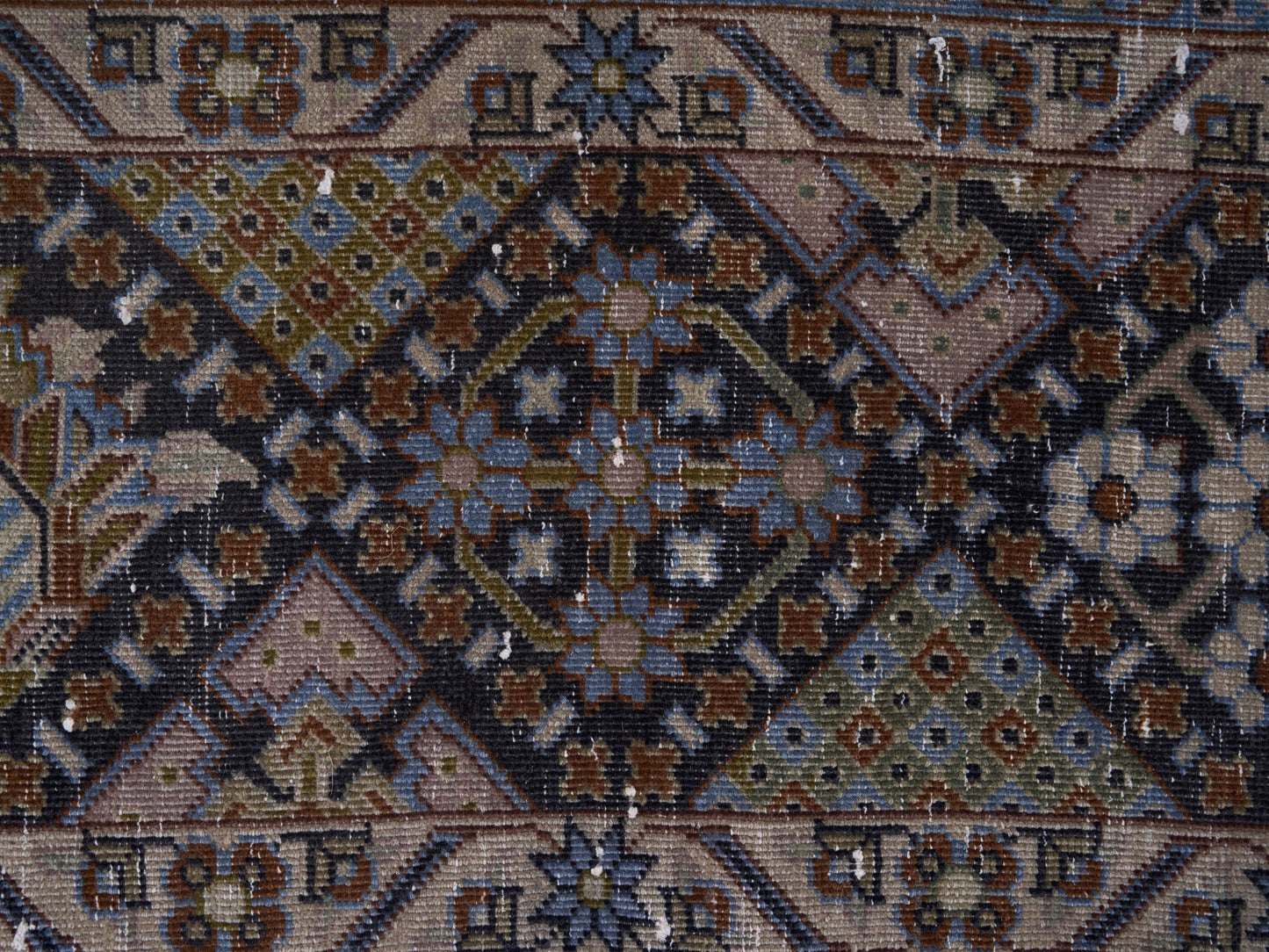 8968 - 9'1" x 12'10"