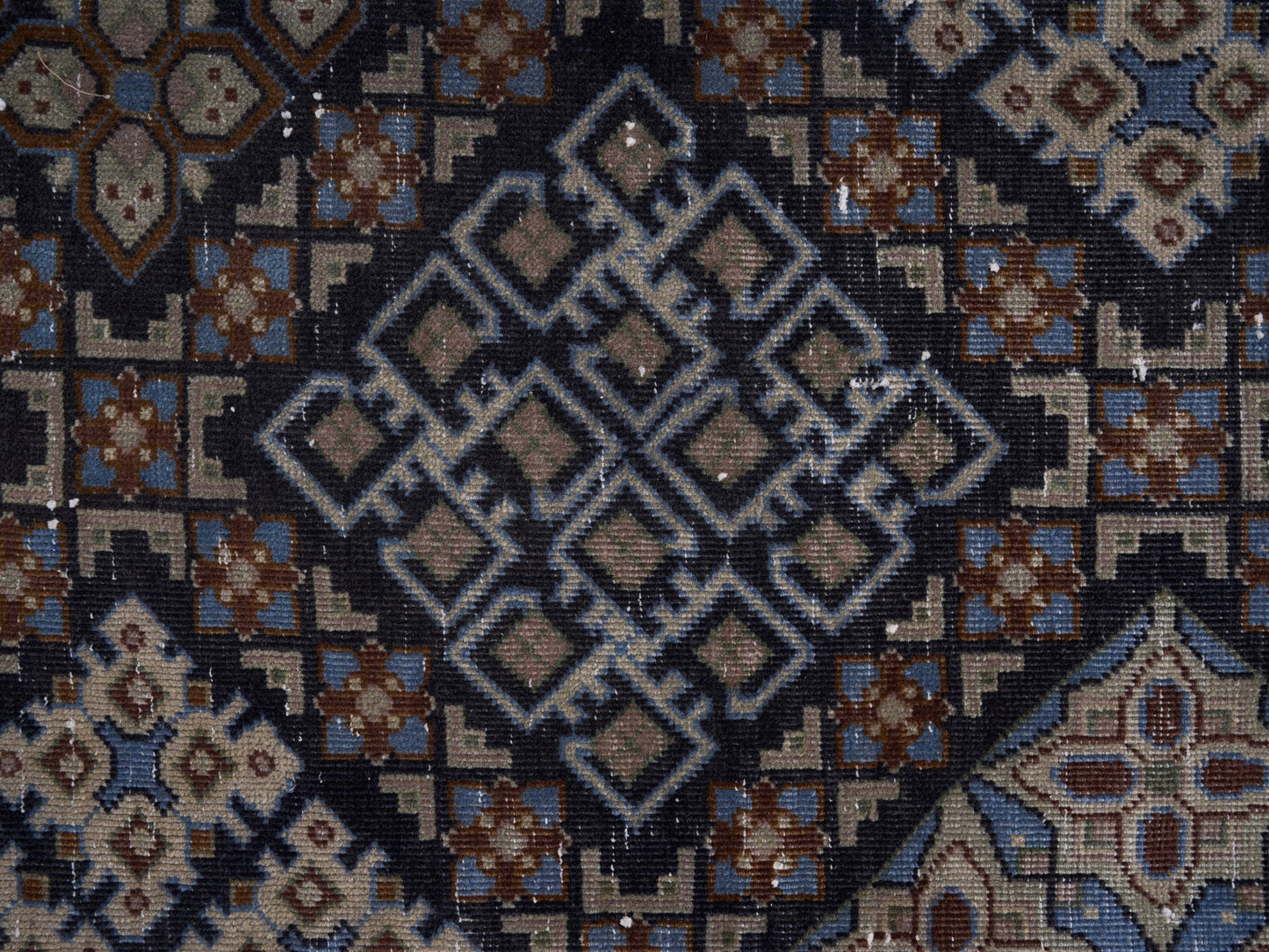 8968 - 9'1" x 12'10"