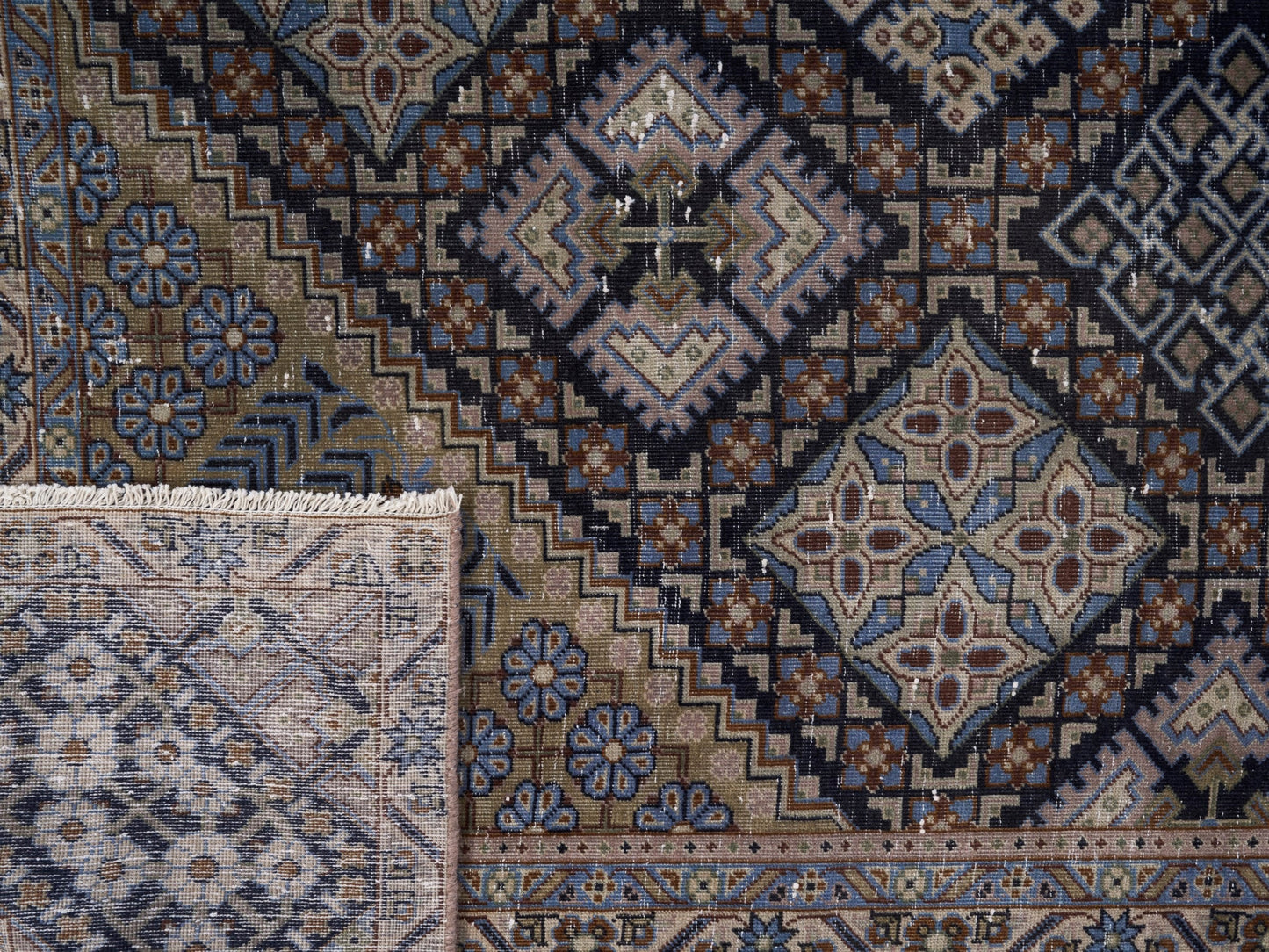 8968 - 9'1" x 12'10"