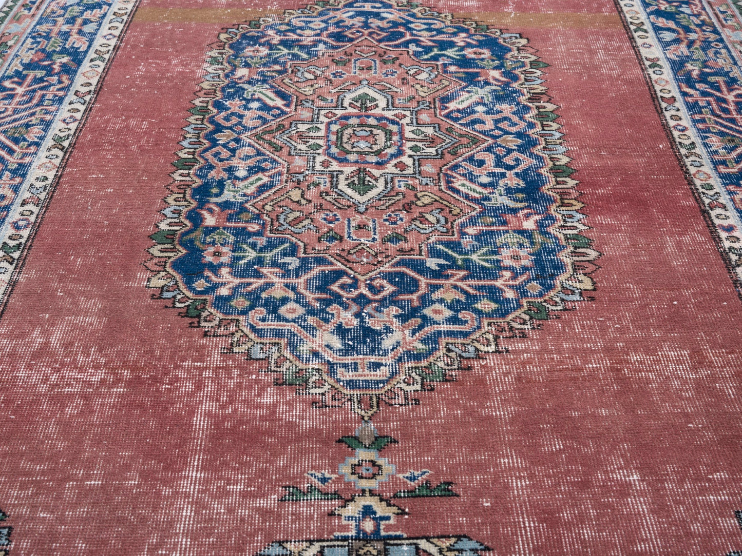 3270 - 4'4" x 8'1"