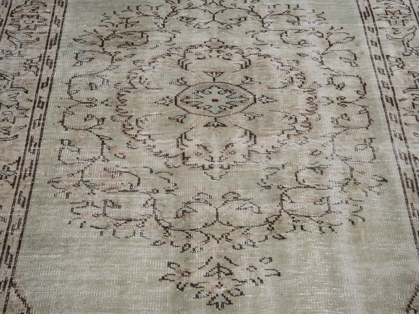 8009 - 5'11" x 9'11"