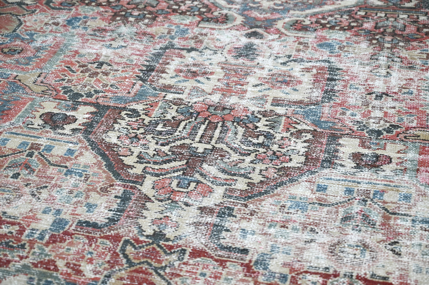 10001 - 9'4" x 11'10"