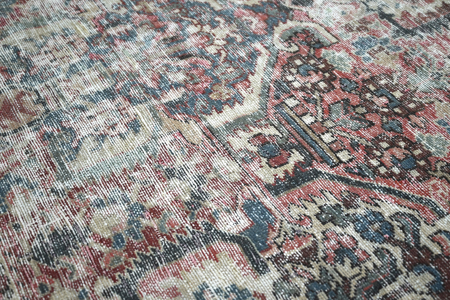 10001 - 9'4" x 11'10"