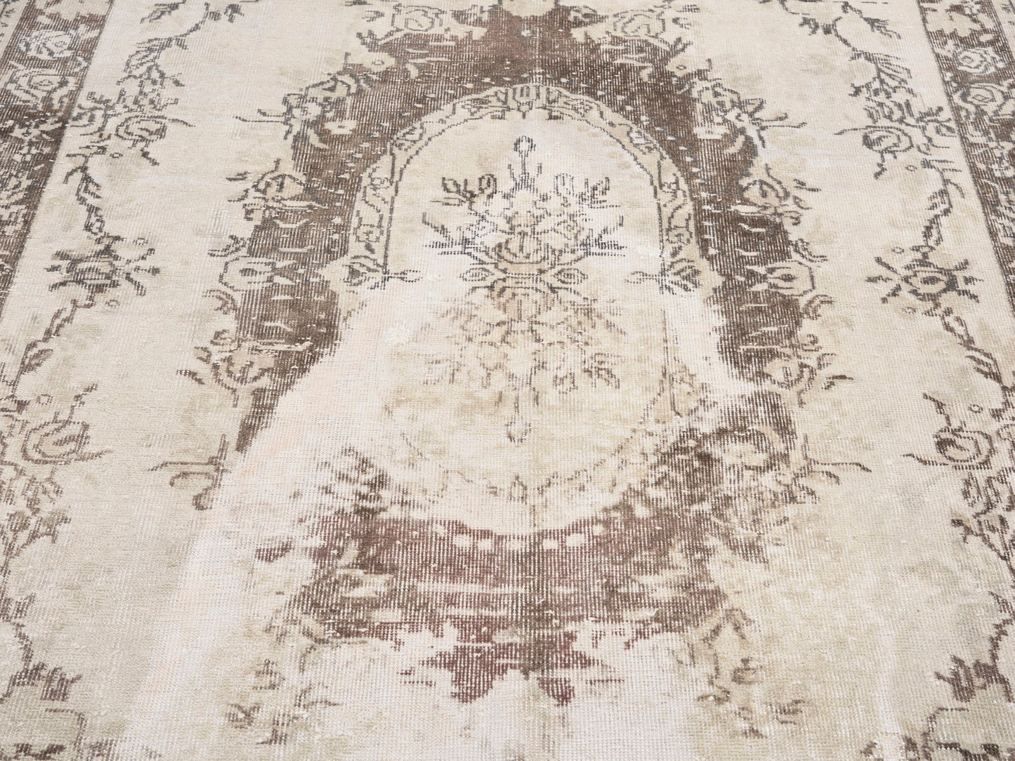 1910 - 5'10" x 8'11"